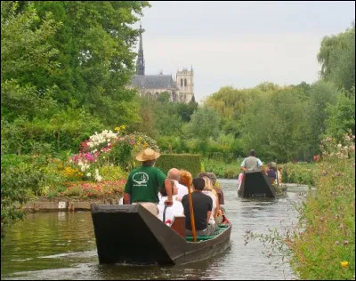 La région picarde est le grenier de la France avec ses champs de céréales, de pommes de terre, de betteraves et ses maraîchages qui sont à l'honneur aux hortillonnages d'Amiens. Sauriez-vous dire comment on appelle celui ou celle qui cultive un hortillonnage ?