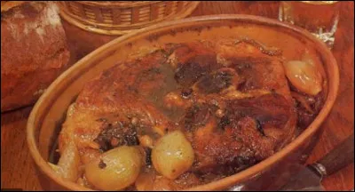 Ce plat proposé de préférence en hiver est composé d'une rouelle de porc accompagnée d'oignons et de certains légumes. Il se cuisine plusieurs heures au four ou en cocotte. Quel est l'autre nom picard de cette spécialité qui vient de l'Aisne ?