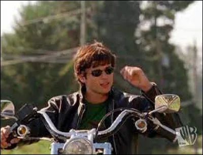 Qu'est-ce qui arrive à Clark au contact de fragments de météorites rouges ?