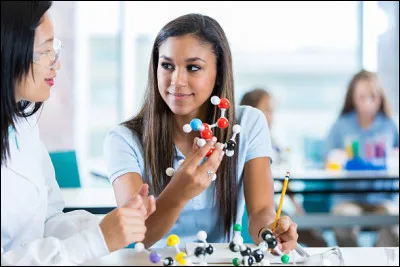 Un satellite géostationnaire doit rester perpétuellement au-dessus de la même position qu'il observe sur Terre. Par déduction, en combien de temps fait-il un tour de son orbite.