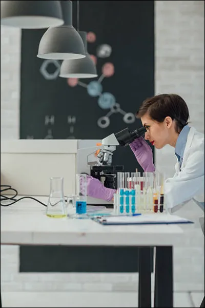 Quel est le nom du scientifique qui mesura la vitesse du son, et en quelle année le fit-il ?