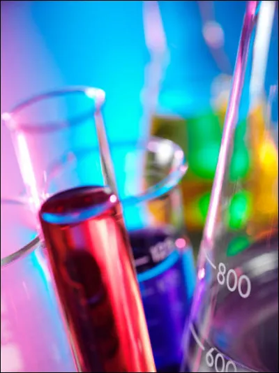 Dans une solution sucrée, quelle espèce chimique compose le solvant et le soluté ?