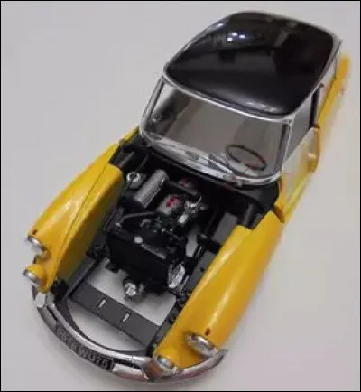 - « Allo, Garage Gaudin ? Je cherche un capot avant de DS 19 ?
- Oui, oui : je vous l'emballe ou c'est pour tout de suite ? »