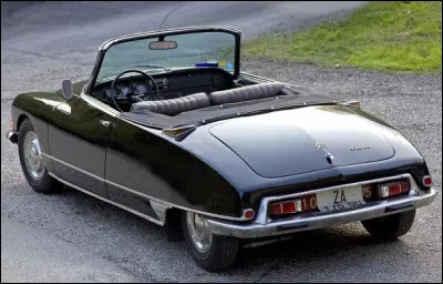 - « Allo, Gaudin ? Vous allez rire : j'ai cassé le volant de la DS...
- On peut pas le recoller... Non ? C'est pas possib' ? »