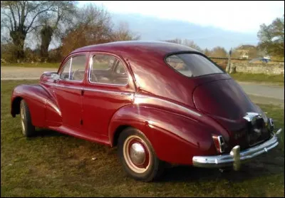 - « Au secours, M. Gaudin ! Je cherche un clignotant de Peugeot 203 !
- Allez, je vous l'offre... »