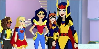 Qui gâche la cérémonie de l'héroïne de l'année à Super Hero High dans "DC Super Hero Girls : Héroïne de l'année" ?