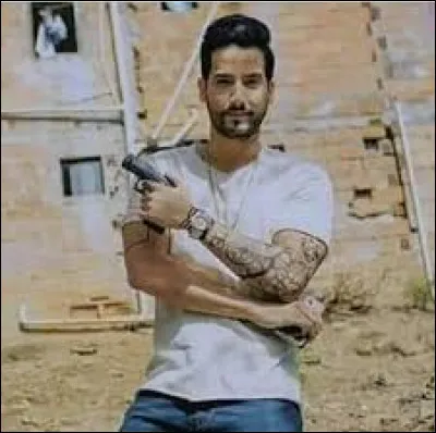 Pourquoi Charly a-t-il mis de la drogue dans sa valise ?