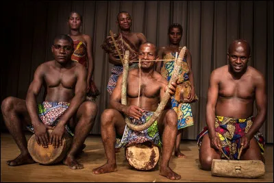 Quel adjectif qualifie leurs chants composés de plusieurs mélodies en même temps ?