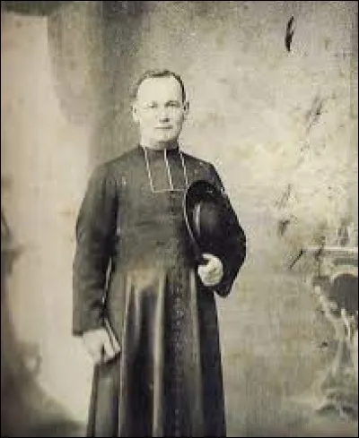 Ernest-Théodore Valentin Deschamps, en religion "abbé Deschamps" a vécu dans l'Yonne de 1868 à 1949. Un stade de foot de ce département porte son nom. Lequel ?