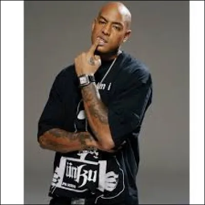 Quel est le nom de sa série de mixtapes sortie entre 2005 et 2011, et comprenant quatre volumes ?