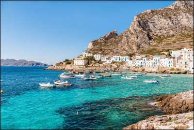 Je suis la plus grande île de la mer Méditerranée, située au large des côtes du Sud de l'Italie.