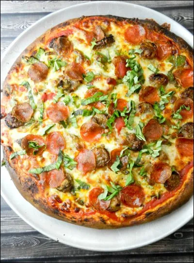 Sur laquelle de ces pizzas retrouve-t-on de l'ananas ?