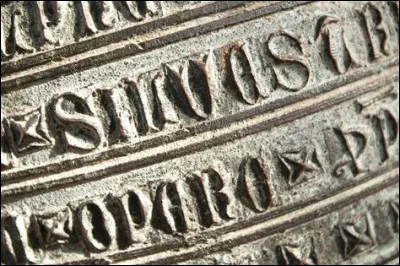 Laquelle de ces lettres n'existait pas dans l'alphabet latin ?