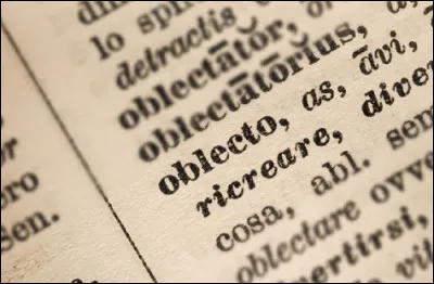 Laquelle de ces langues romanes venant du latin populaire n'est pas une langue morte ?