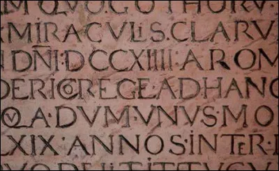 Comment l'individu maîtrisant le latin est-il appelé au Moyen Âge ?