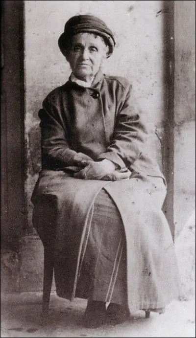 Aurait-elle pu faire de l'ombre à l'un des plus grands sculpteurs français ? Toujours est-il que sa famille l'a reléguée, elle, à l'ombre d'un asile durant [... ?...], peut-être aussi à cause d'un patronyme encombrant. Lequel ?