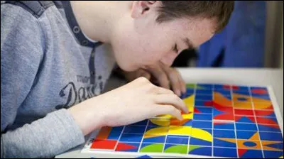 En quelle année Lorna Wing a-t-elle défini les symptômes cliniques du syndrome d'Asperger ?