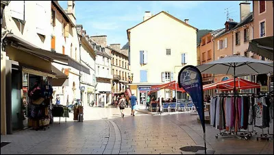 C'est aussi le d&eacute;partement de France m&eacute;tropolitaine qui poss&egrave;de la densit&eacute; moyenne de population la plus faible : celle-ci est de ... habitants/km&sup2;