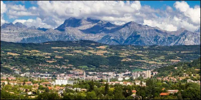 Le d&eacute;partement des Hautes-Alpes est le troisi&egrave;me le moins peupl&eacute;, avec ... habitants