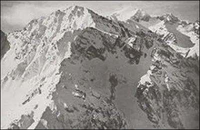 C'est le point culminant du Haut Atlas ainsi que du Maroc et de l'Afrique du Nord avec 4 167 mètres d'altitude. Il est situé au sud de Marrakech. Quel est son nom ?