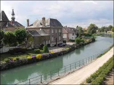 Ancienne commune du Grand-Est, dans l'arrondissement de Sedan, Mouzon se situe dans le département ...