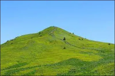 Il a fait une randonnée pour se rendre au dessus d'une grande...