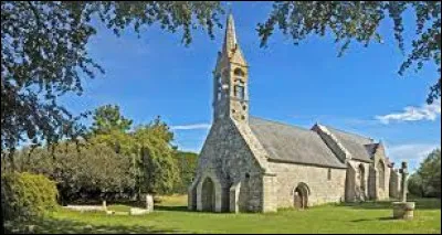 Le doyen du village a l'habitude d'aller prier chaque matin dans la petite...