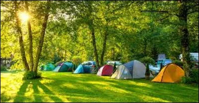 Pour réserver une place dans un camping, il faut se rendre à...