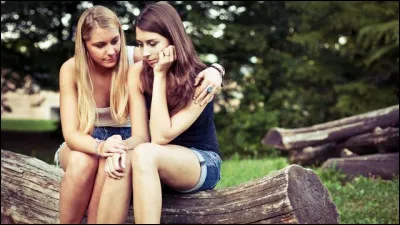 Une personne a une grosse tache sur son pantalon blanc mais personne n'ose lui dire, que fais-tu ?