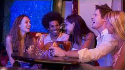 Une personne traîne avec ton crush à une soirée, que fais-tu ?