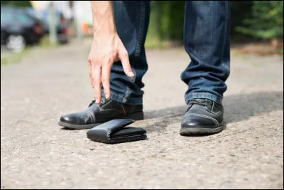 Une personne fait tomber son porte-monnaie par terre et tu le vois, que fais-tu ?