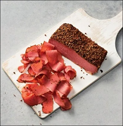 Quel nom d&eacute;signe une pr&eacute;paration de poitrine de b�uf tremp&eacute;e dans la saumure, fum&eacute;e et farcie de piments verts ?