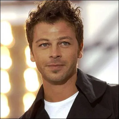 Dans quelle chanson, qui est son premier single, Christophe Ma&eacute; dit-il ne pas &ecirc;tre James Bond entour&eacute; de belles blondes ?