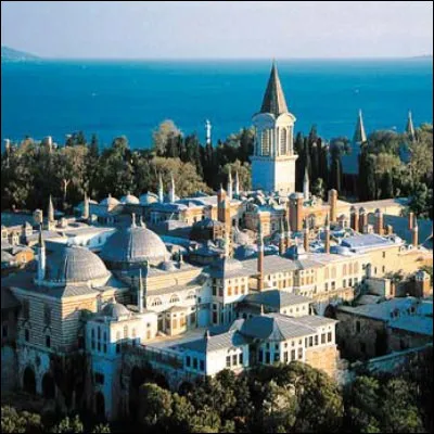 Quel palais d�Istanbul &eacute;tait la demeure officielle du sultan ottoman de 1465 &agrave; 1853 ?