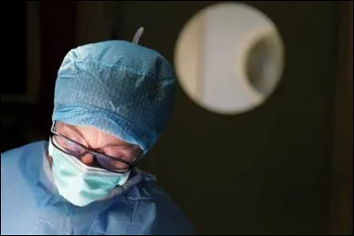 Comment la colpo-hystérectomie élargie pratiquée lors d'un cancer du col utérin est-elle aussi appelée ?