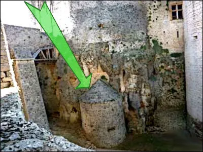 Comment se nomme cette construction, g&eacute;n&eacute;ralement en fond de douves ?