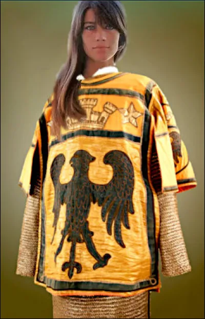 Mode > Tiens ! Fran&ccedil;oise Hardy a troqu&eacute; sa robe en m&eacute;tal Courr&egrave;ges pour une cote de mailles m&eacute;di&eacute;vale et [...quoi donc ?] d'or &agrave; l'aigle noir !