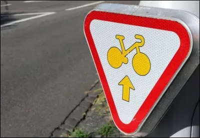 Voici un panneau qui annonce :