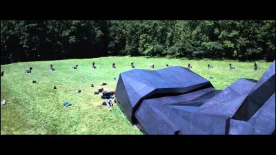 Combien de temps les concurrents de Hunger Games doivent-ils attendre pour pouvoir sortir de leur plaque sans se faire tuer par une mine ?