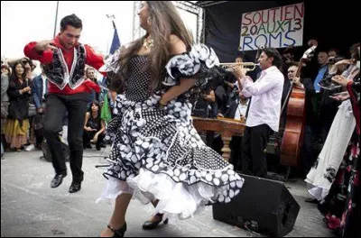 Lequel de ces pays a expulsé tous les Roms nomades y séjournant au XIXe siècle ?