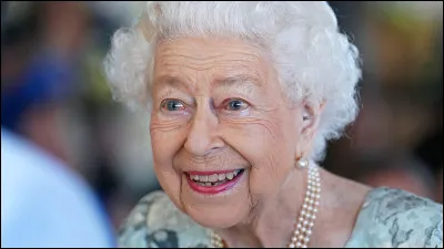 De quelle couleur les yeux de la reine Élisabeth II sont-ils ?