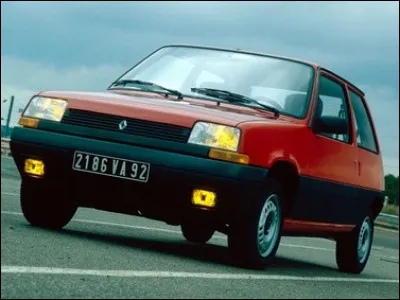 Produite en 3 et 5 portes, quelle est cette petite Renault encore au catalogue en 1996 ?