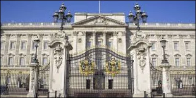 Où la reine Elizabeth II habitait-elle ?