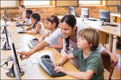 Maintenant, c'est le cours de techno et tu as donné à tes élèves un travail à faire sur les ordinateurs. Tu passes derrière eux et tu vois un élève qui joue à un jeu qu'en penses-tu ?