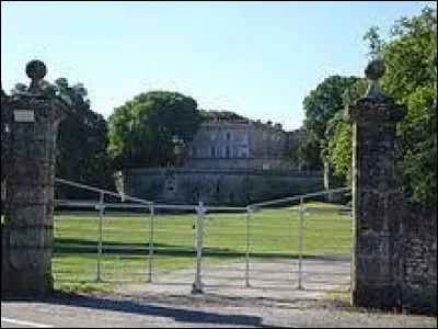 Je vous propose de rester en Occitanie et de partir &agrave; la d&eacute;couverte du ch&acirc;teau de Dions. Commune de l'aire d'attraction N&icirc;moise, elle se situe dans le d&eacute;partement ...