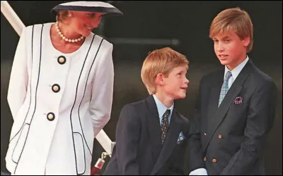 A été photographié déguisé en nazi :