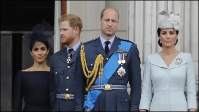 Est marié à une roturière :