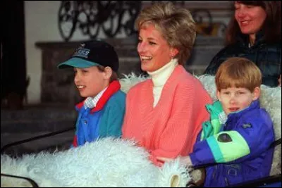 A suivi le cercueil de sa mère lors de la procession pour les funérailles :