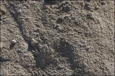 Quel autre nom donne-t-on au ciment sous forme de poudre ?