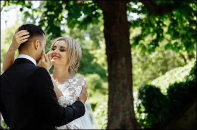 Selon l'article 16 de la D&eacute;claration universelle des droits de l'homme de 1948, &agrave; partir de l'&acirc;ge nubile, l'homme et la femme, sans aucune restriction quant &agrave; la race, la nationalit&eacute;, le sexe ou la religion ont le droit de se marier et de fonder une famille.